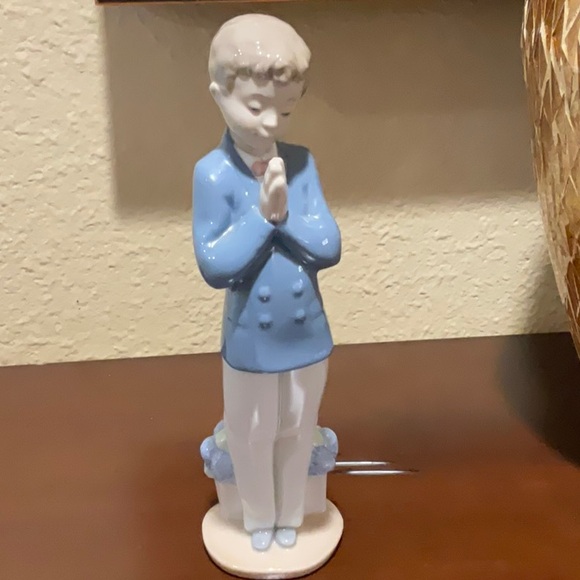 NAO by Lladro praying boy figurine. Perfect for holy communion gift. - Picture 1 of 5